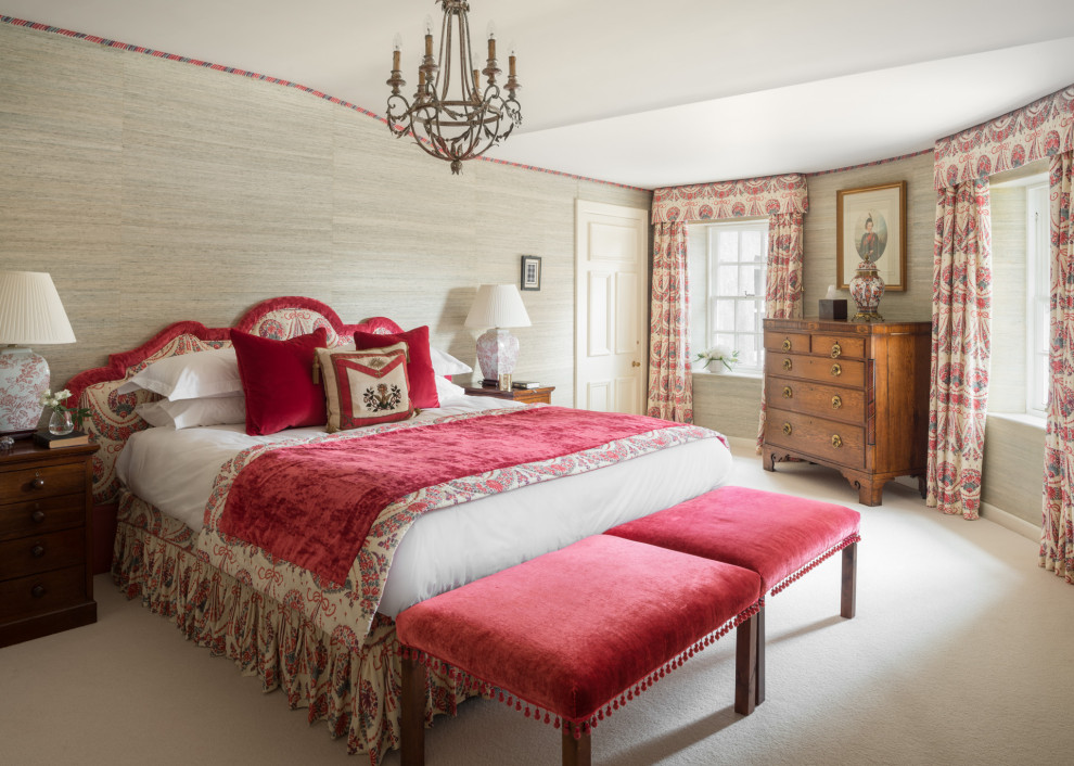Esempio di una camera da letto classica con pareti grigie, moquette, pavimento beige e carta da parati