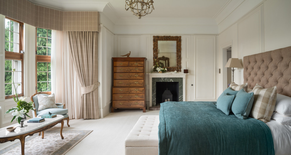 Aménagement d'une chambre classique avec un mur beige, un sol beige et boiseries.