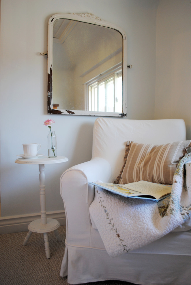 Shabby-Look Schlafzimmer mit weißer Wandfarbe und Teppichboden in Sonstige