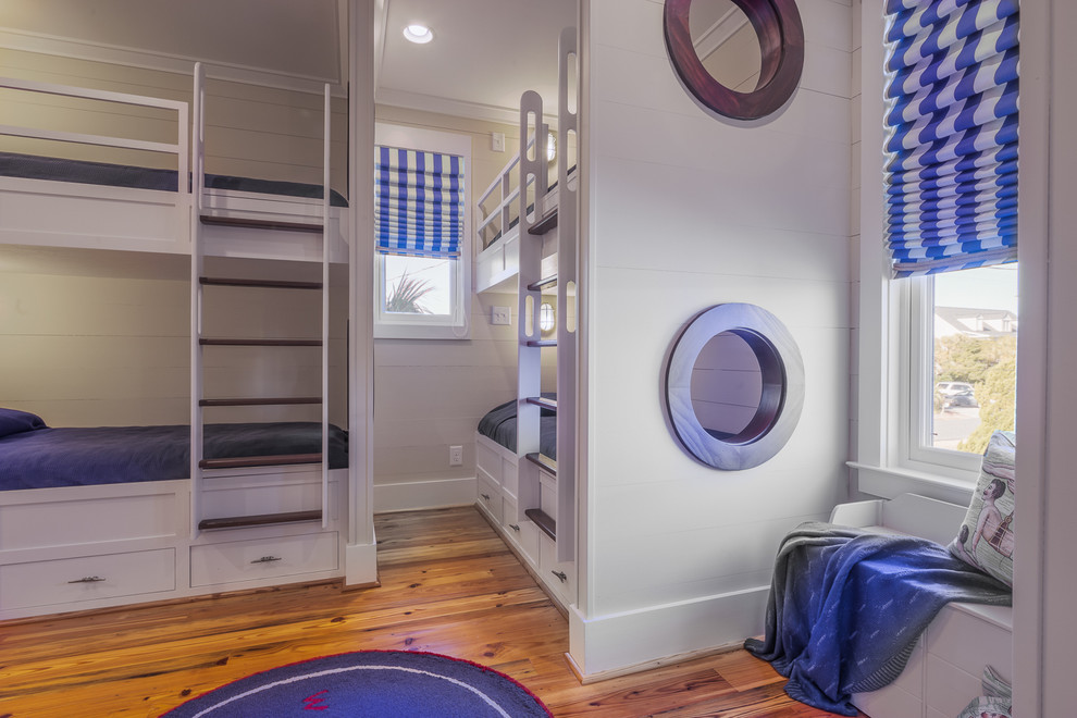 Modelo de habitación de invitados costera de tamaño medio con suelo de madera en tonos medios
