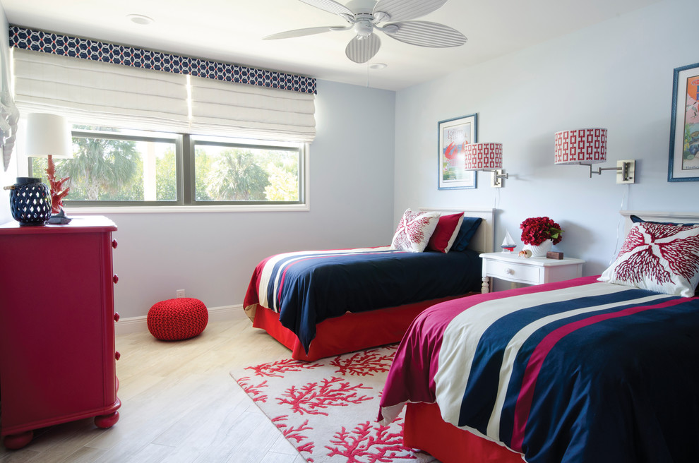 Diseño de habitación de invitados costera de tamaño medio con paredes azules y suelo de baldosas de cerámica