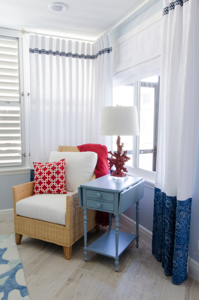 マイアミにある広いビーチスタイルのおしゃれな主寝室 (青い壁、セラミックタイルの床) のインテリア