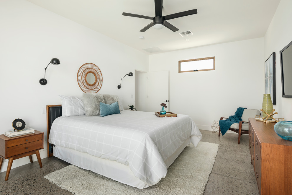 На фото: маленькая хозяйская спальня в современном стиле с белыми стенами, бетонным полом и серым полом для на участке и в саду с