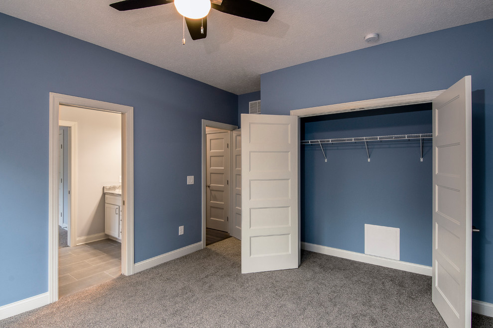 Свежая идея для дизайна: гостевая спальня (комната для гостей) в стиле кантри с синими стенами, темным паркетным полом и коричневым полом - отличное фото интерьера