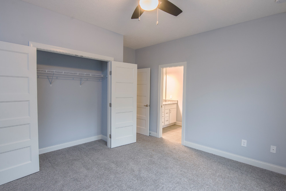 Foto på ett lantligt gästrum, med vita väggar, mörkt trägolv och brunt golv