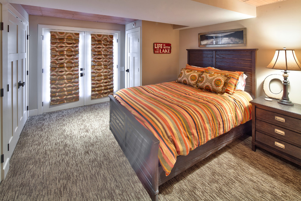 Идея дизайна: гостевая спальня среднего размера, (комната для гостей) в стиле рустика с бежевыми стенами и ковровым покрытием без камина