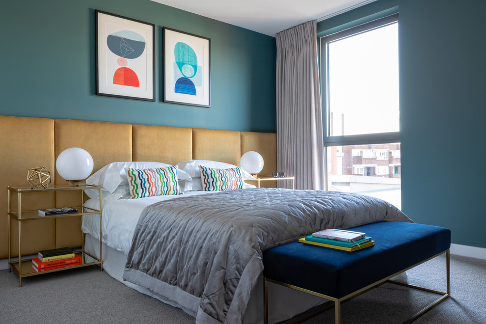 Modelo de dormitorio actual con paredes azules, moqueta y suelo gris