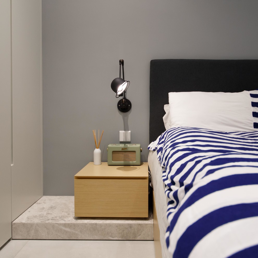 Стильный дизайн: хозяйская спальня в стиле модернизм с серыми стенами и полом из керамической плитки - последний тренд