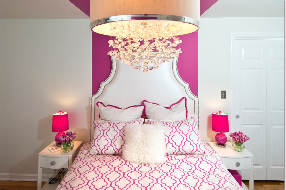 デトロイトにある中くらいなコンテンポラリースタイルのおしゃれな客用寝室 (白い壁、無垢フローリング、暖炉なし、茶色い床)