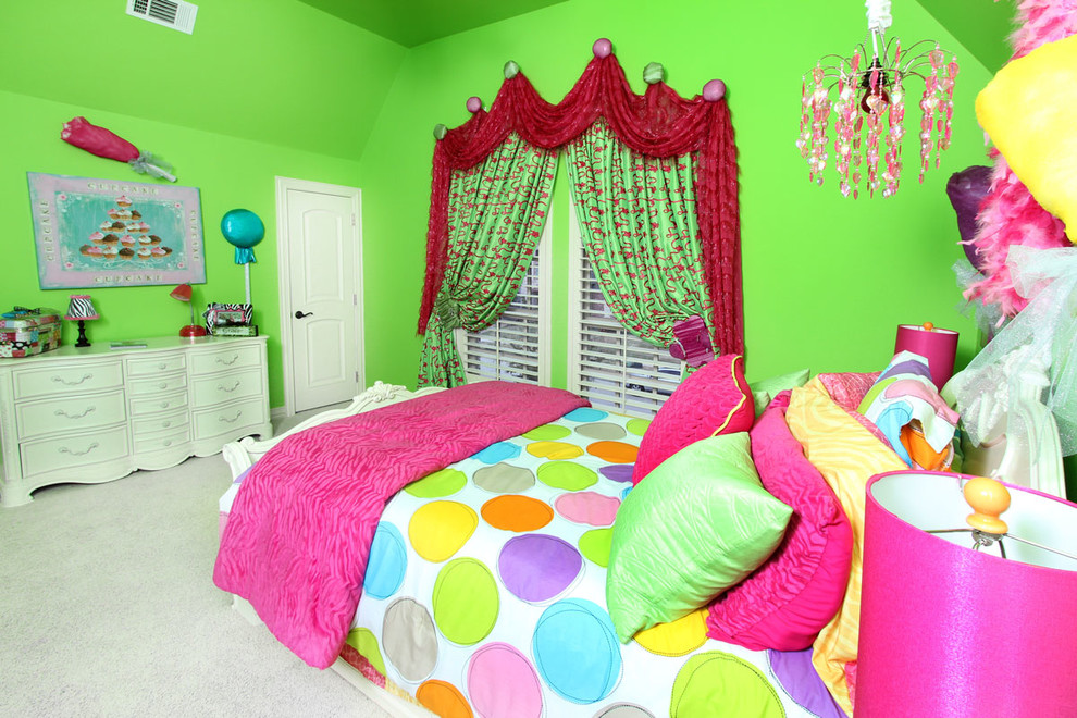 Imagen de dormitorio bohemio de tamaño medio con paredes verdes y moqueta