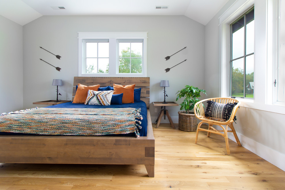 Modelo de habitación de invitados de estilo de casa de campo con paredes grises, suelo de madera clara y suelo beige