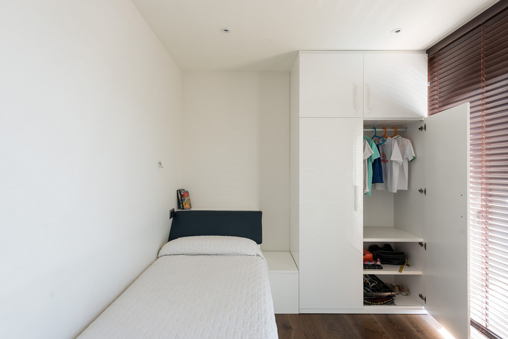 Cette photo montre une petite chambre d'amis chic avec un mur blanc, parquet foncé et aucune cheminée.