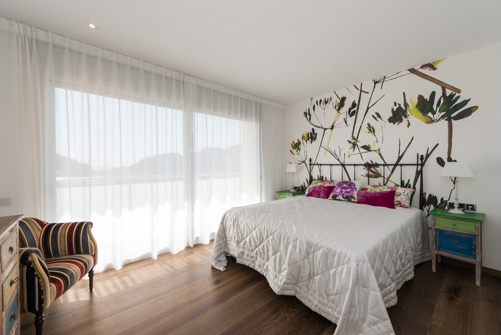 Diseño de dormitorio principal contemporáneo de tamaño medio sin chimenea con paredes blancas y suelo de madera oscura