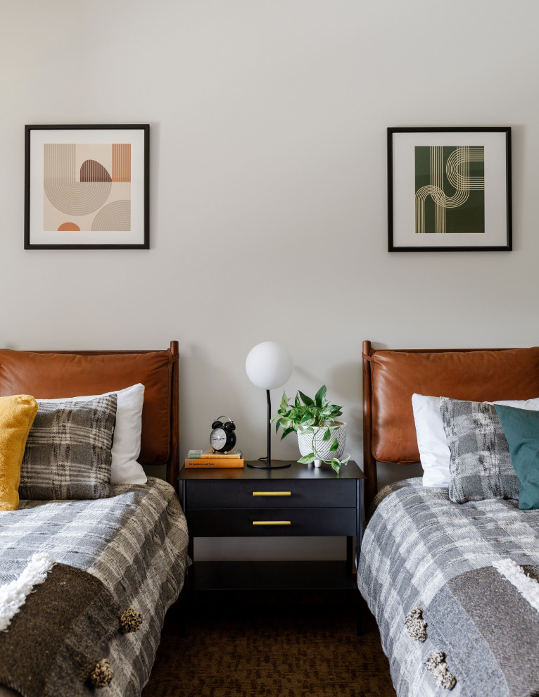 Immagine di una grande camera degli ospiti minimalista con pareti bianche, moquette e pavimento marrone