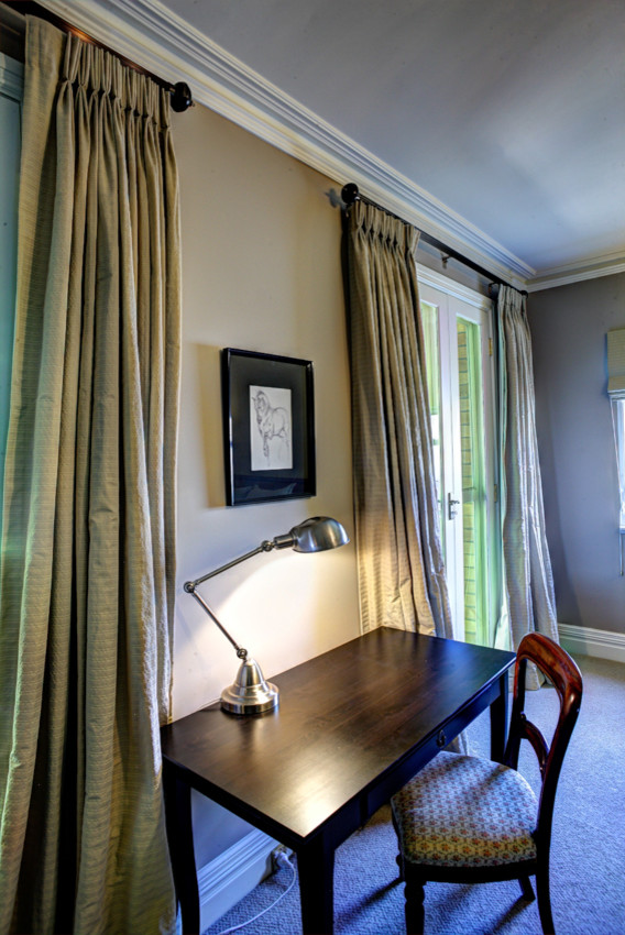 Ejemplo de dormitorio principal clásico renovado de tamaño medio con paredes beige, moqueta, todas las chimeneas y marco de chimenea de madera