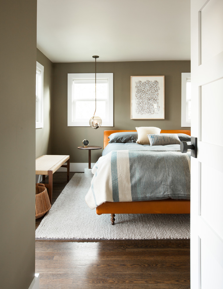 Modelo de dormitorio principal actual de tamaño medio con paredes grises y suelo de madera oscura