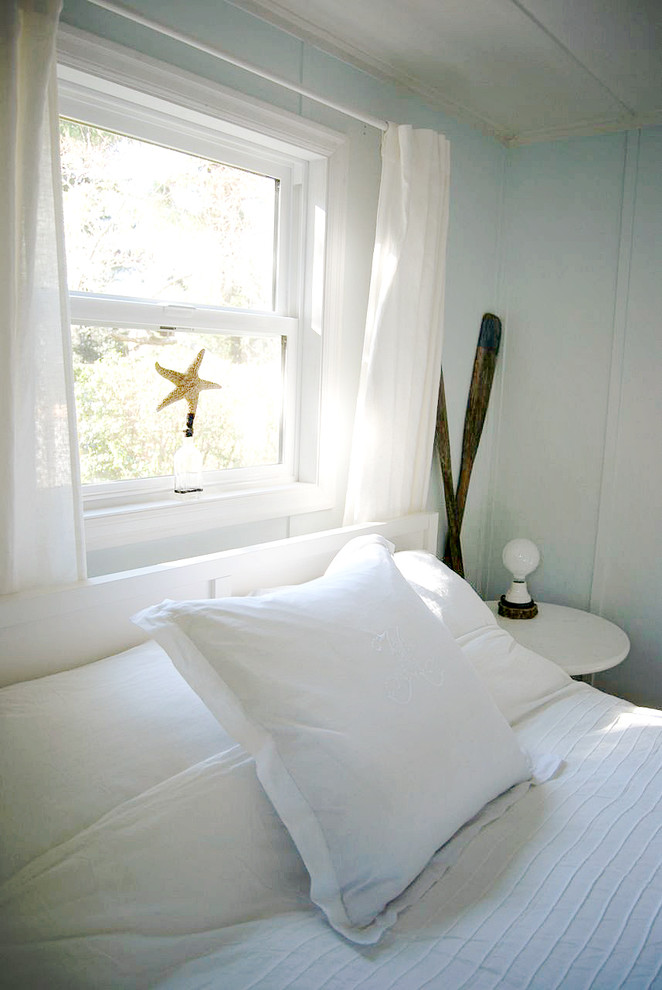 Foto de dormitorio principal costero pequeño con paredes azules