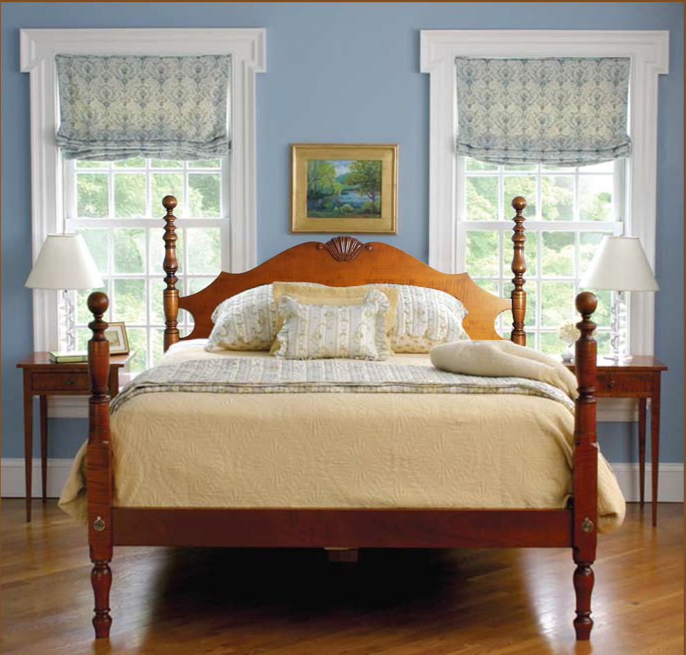 Mittelgroßes Klassisches Hauptschlafzimmer mit blauer Wandfarbe und braunem Holzboden in Boston