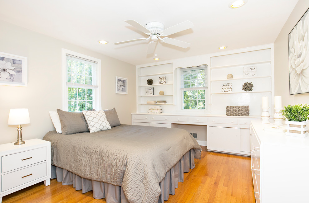 Klassisches Gästezimmer mit beiger Wandfarbe, braunem Holzboden und braunem Boden in New York