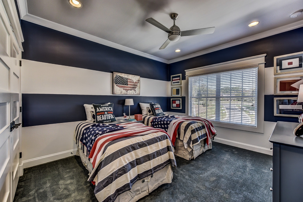 Imagen de dormitorio principal extra grande con paredes azules, moqueta y suelo azul