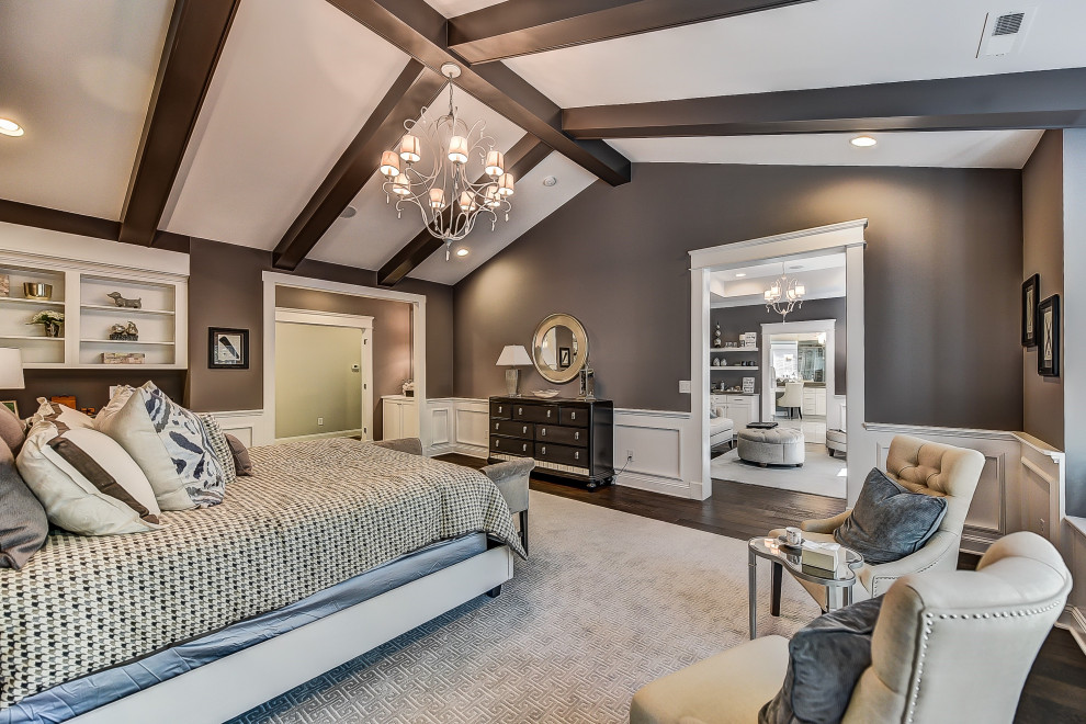 Geräumiges Hauptschlafzimmer mit lila Wandfarbe, dunklem Holzboden, gewölbter Decke und vertäfelten Wänden in Charlotte
