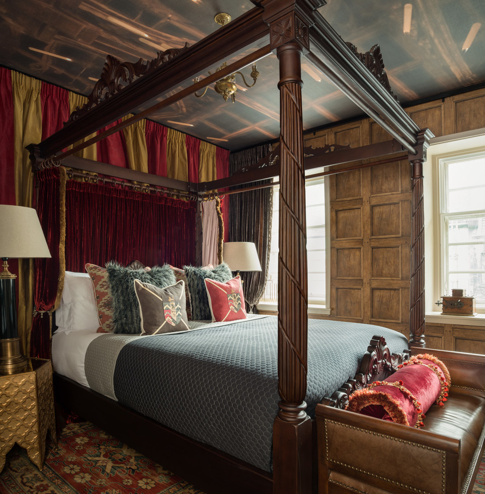 Stilmix Schlafzimmer mit brauner Wandfarbe in London
