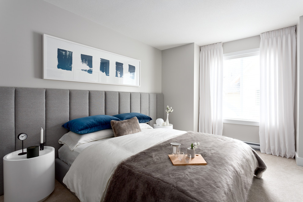 На фото: хозяйская спальня в скандинавском стиле с серыми стенами, ковровым покрытием и серым полом