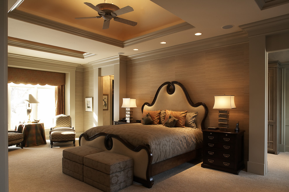 Ejemplo de dormitorio principal clásico con paredes beige y moqueta