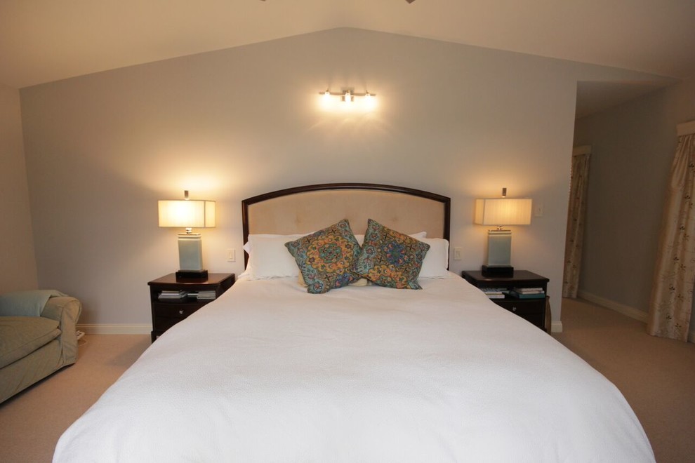Imagen de dormitorio principal tradicional renovado grande con paredes azules, moqueta y suelo beige