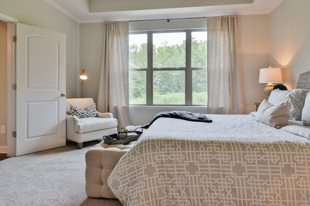 Immagine di una camera da letto country con pareti grigie, moquette e pavimento grigio