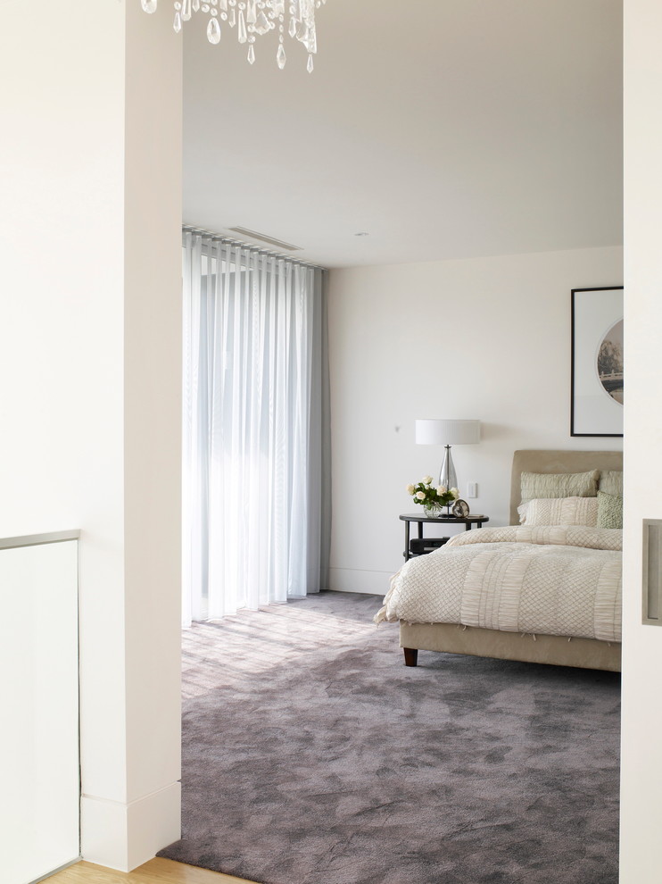 Пример оригинального дизайна: хозяйская спальня в современном стиле с белыми стенами и ковровым покрытием без камина