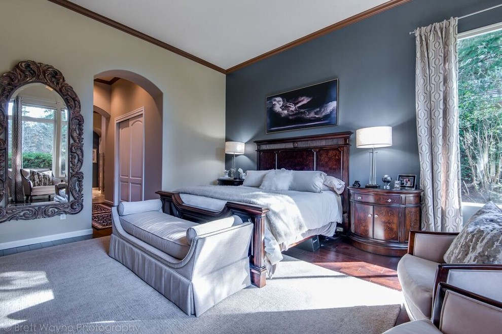 シアトルにある中くらいなトランジショナルスタイルのおしゃれな主寝室 (青い壁、濃色無垢フローリング、標準型暖炉、木材の暖炉まわり)