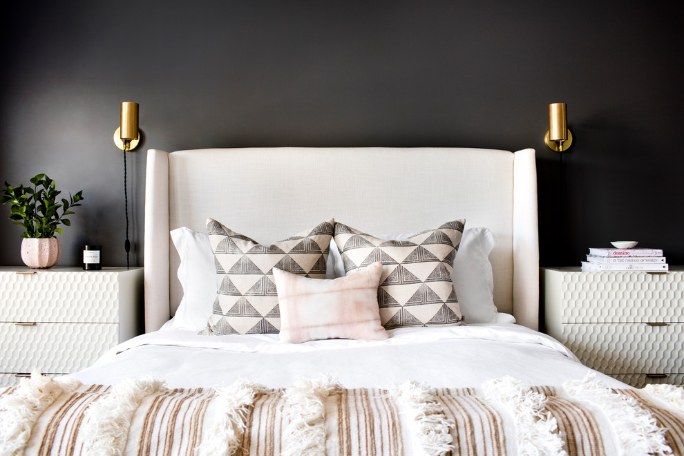 Inspiration pour une chambre parentale traditionnelle de taille moyenne avec un mur noir.