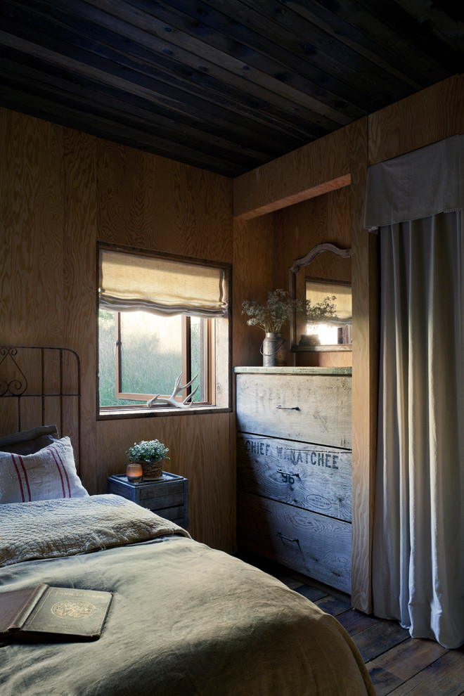 Inspiration för ett rustikt sovrum, med mörkt trägolv