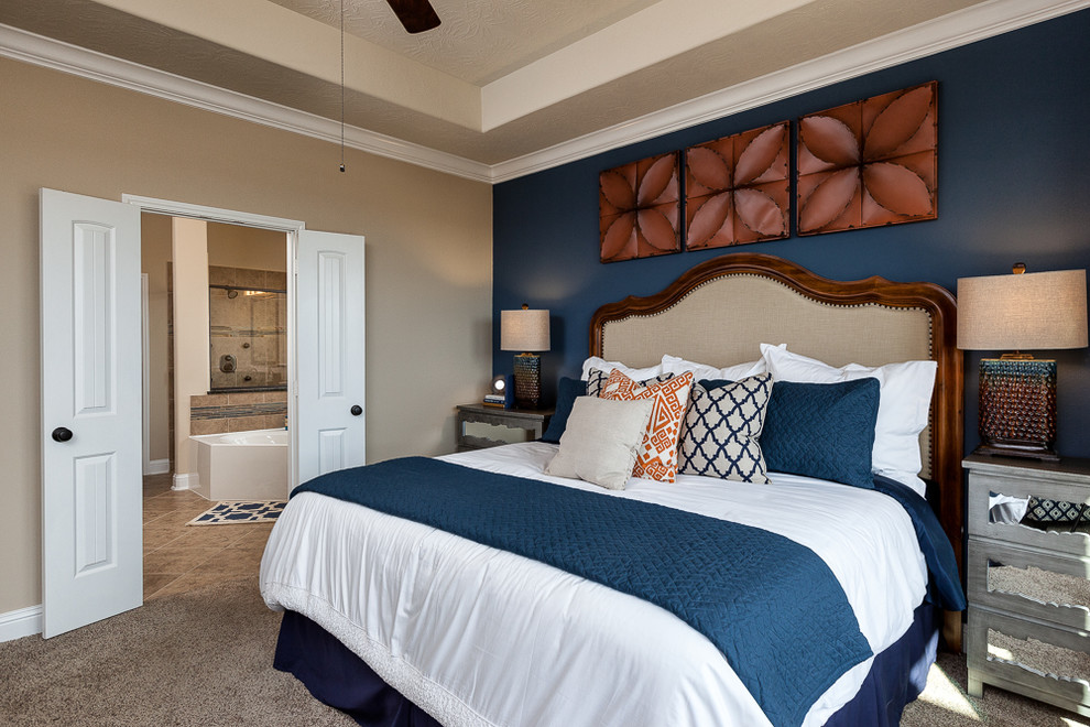 Ejemplo de dormitorio principal clásico de tamaño medio sin chimenea con paredes azules y moqueta