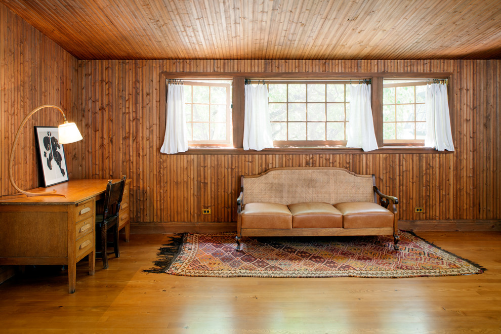 Пример оригинального дизайна: хозяйская спальня среднего размера в стиле кантри с коричневыми стенами и паркетным полом среднего тона