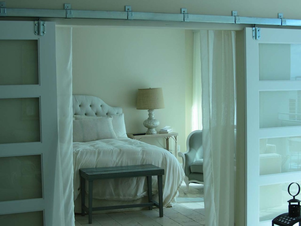 Идея дизайна: хозяйская спальня в морском стиле с белыми стенами и полом из известняка без камина