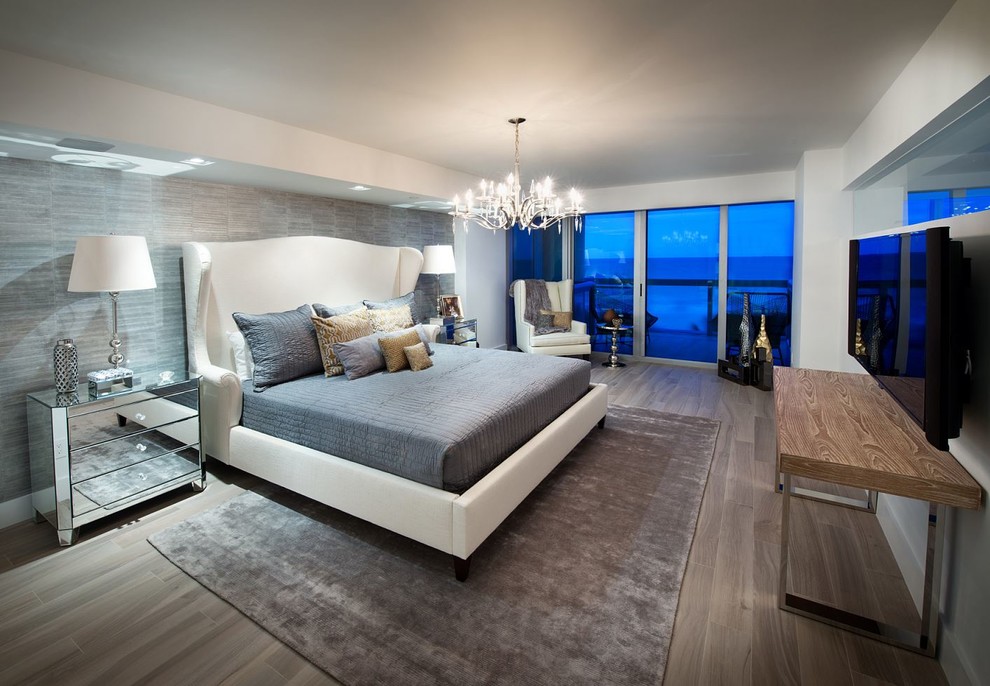 На фото: хозяйская спальня в современном стиле с серыми стенами и телевизором
