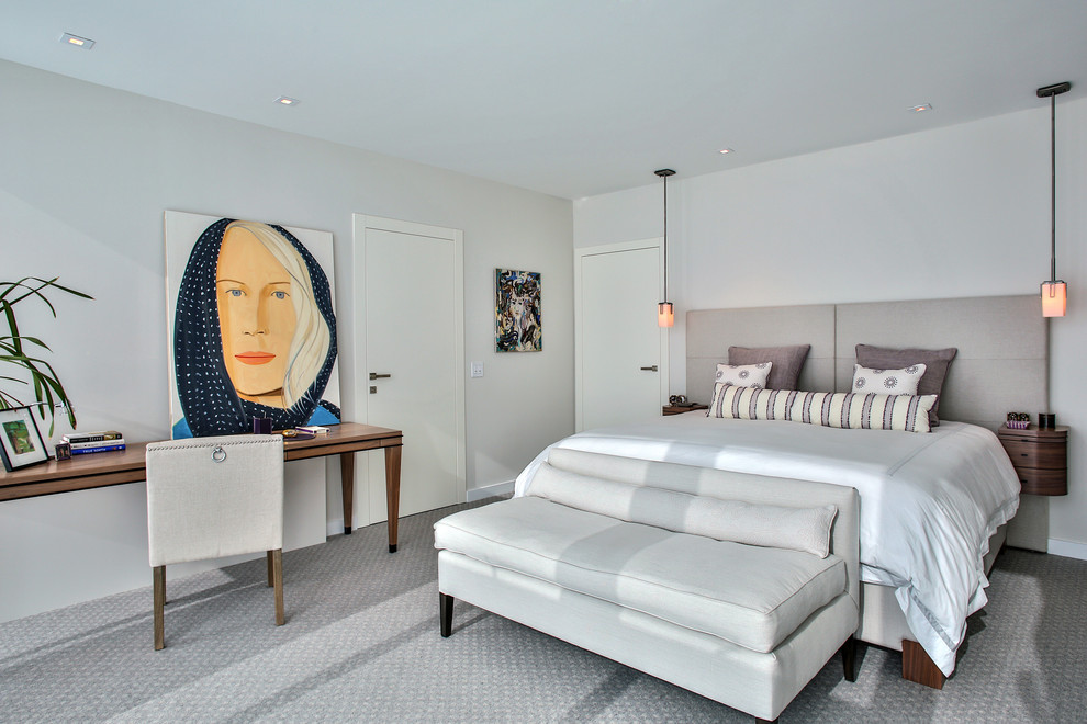 Immagine di una grande camera da letto design con pareti beige