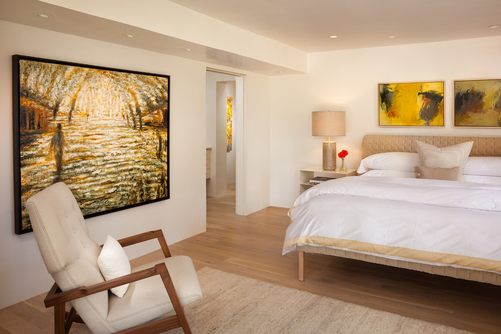 Ejemplo de habitación de invitados de estilo americano sin chimenea con paredes beige y suelo de madera clara