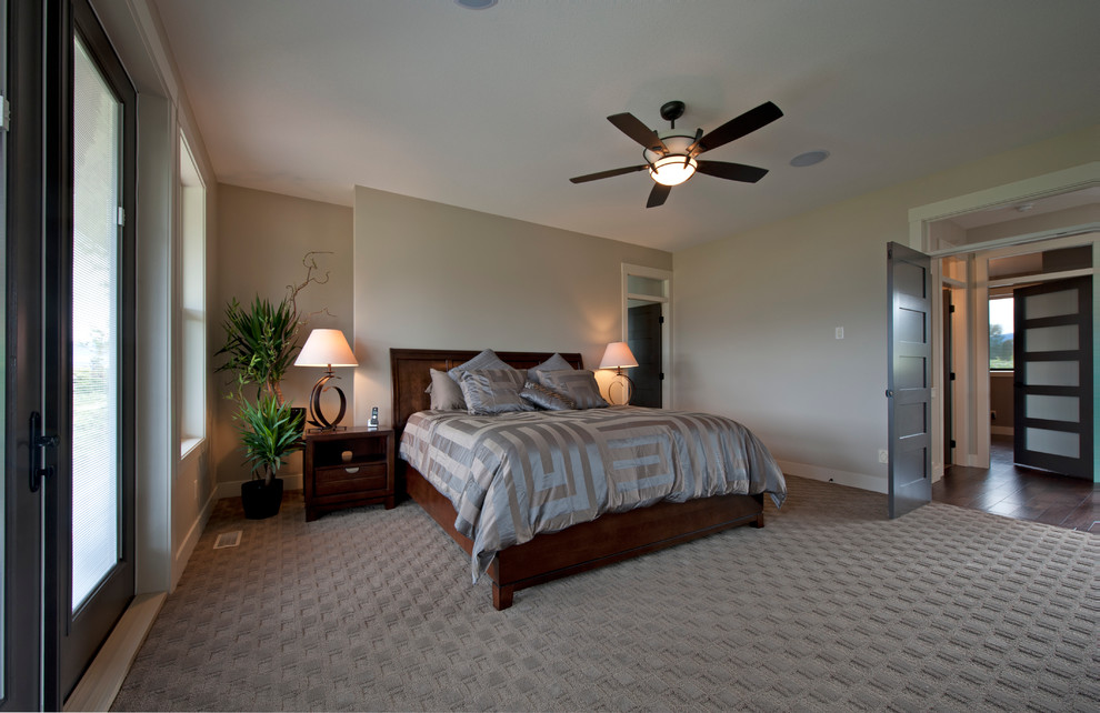 Foto de dormitorio principal de estilo americano grande con paredes marrones y moqueta
