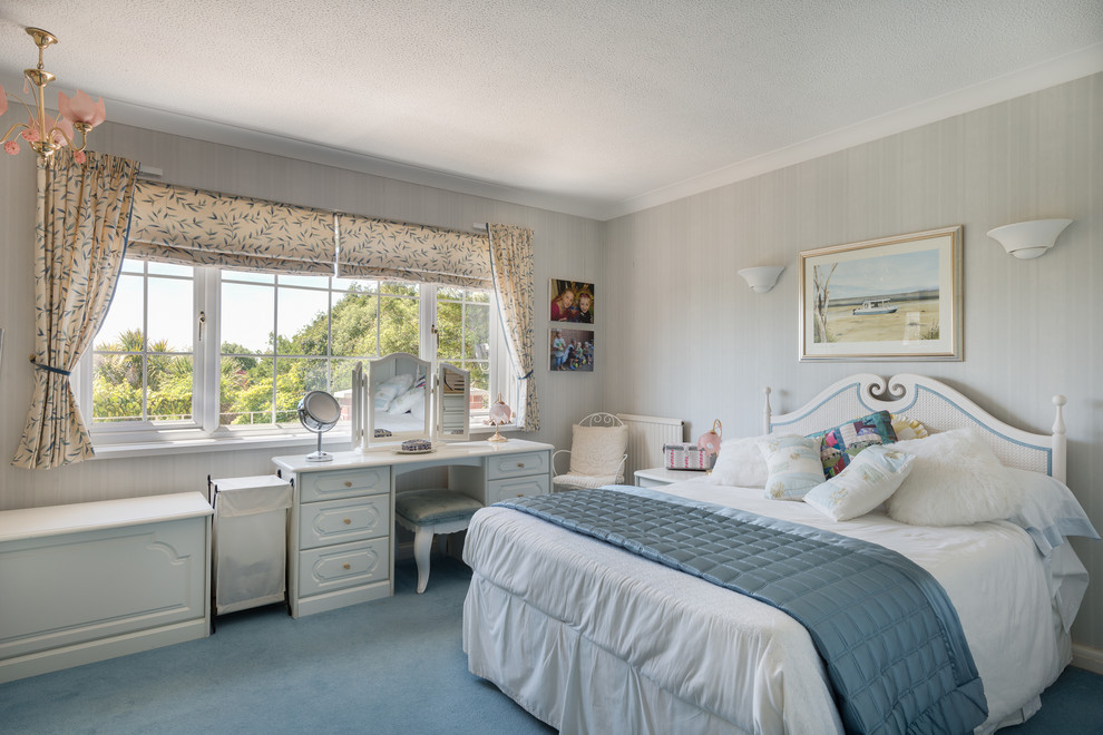 Стильный дизайн: хозяйская спальня в классическом стиле с ковровым покрытием, серыми стенами и синим полом - последний тренд