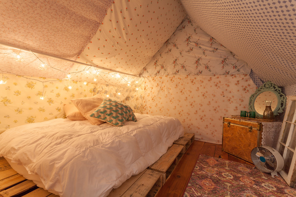 Cette photo montre une chambre romantique avec un sol en bois brun et un mur multicolore.