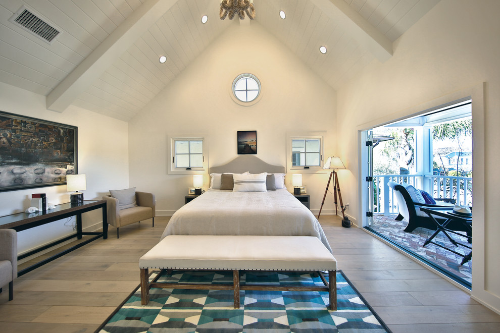 Стильный дизайн: хозяйская спальня среднего размера в классическом стиле с белыми стенами и светлым паркетным полом - последний тренд