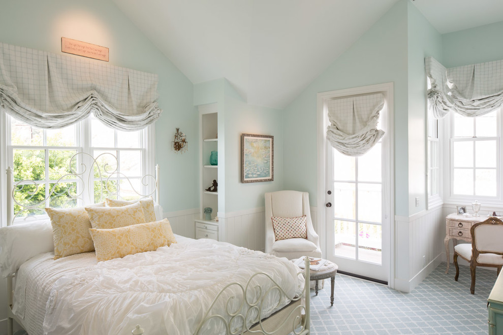 Diseño de habitación de invitados costera de tamaño medio sin chimenea con paredes azules, moqueta y suelo azul