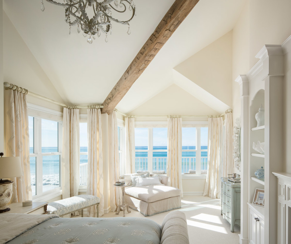 Diseño de dormitorio principal marinero grande sin chimenea con paredes beige, moqueta y suelo blanco