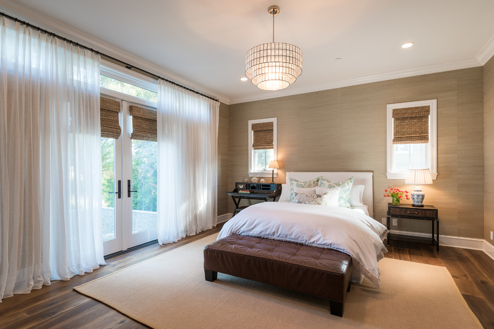 Idee per una camera da letto stile marino con pareti beige, pavimento marrone e pavimento in legno massello medio