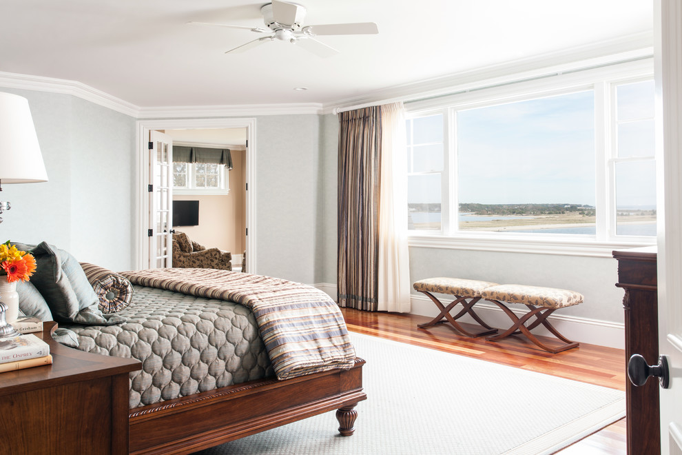Foto de dormitorio marinero con paredes grises y suelo de madera en tonos medios