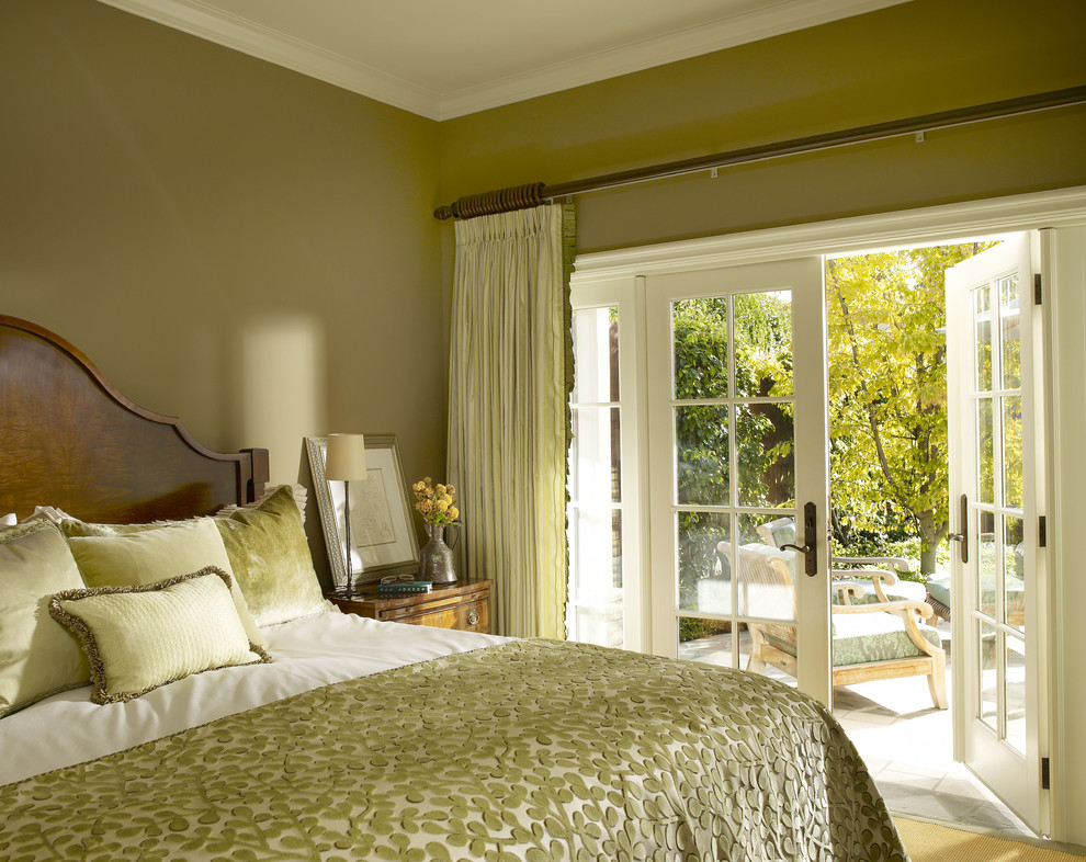 Inspiration pour une chambre d'amis traditionnelle de taille moyenne avec un mur vert, parquet clair et aucune cheminée.