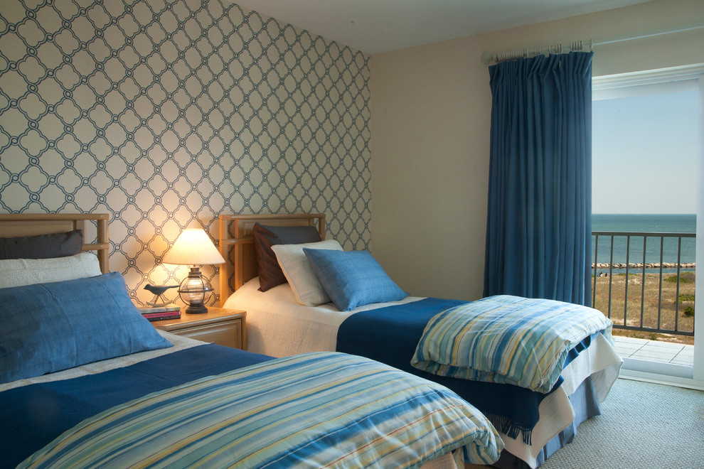 Ejemplo de habitación de invitados contemporánea con paredes multicolor y moqueta